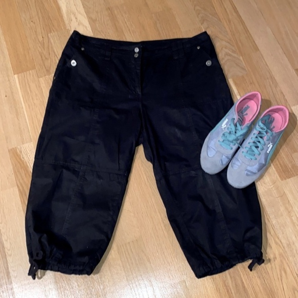 Reitmans capris, cargo style,  black 🖤 2 button /zip closure.